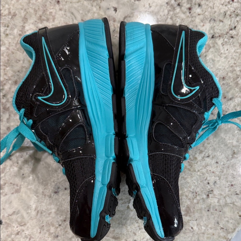 Women’s Like New Nike Sneakers - Picture 3 of 6